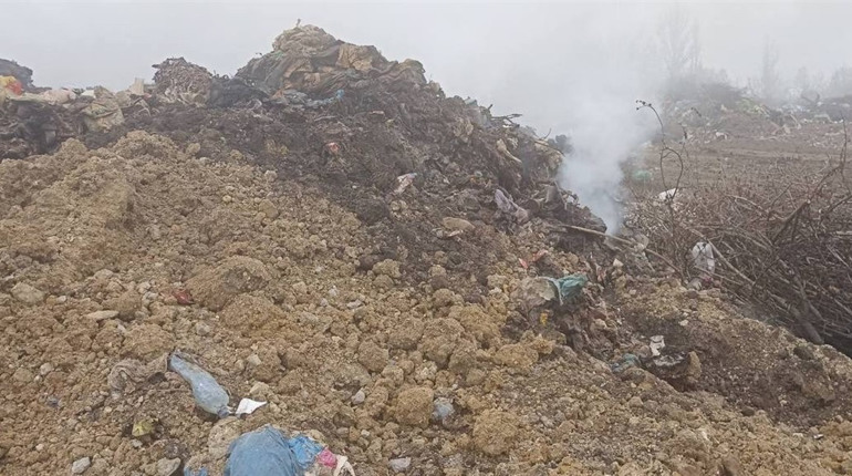 На Городоччині горіло сміттєзвалище: рятувальники розповіли деталі пожежі