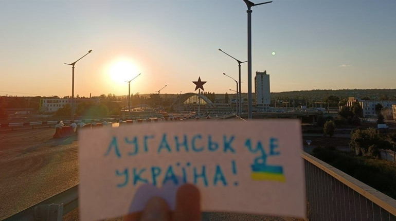Жовта стрічка. В окупованому Луганську проукраїнські активісти провели патріотичну акцію