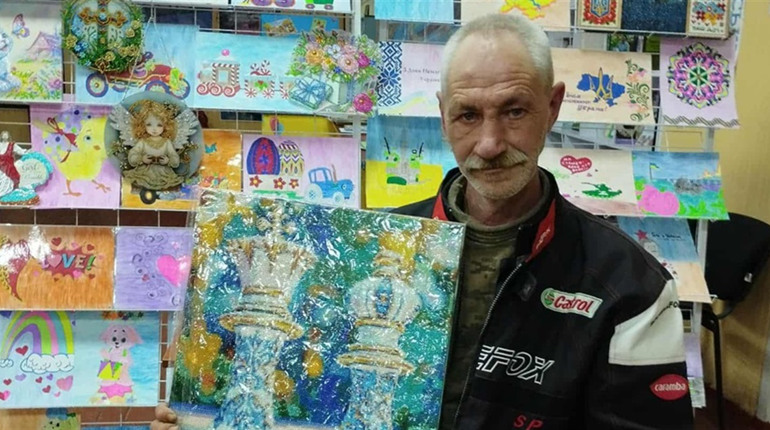 Мріє про ноутбук, велосипед і мир: у Глухові відкрили виставку містянина з інвалідністю