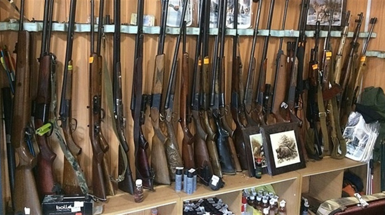 Для відсічі ворога можна використовувати свою зброю, зокрема мисливську: але треба взяти дозвіл