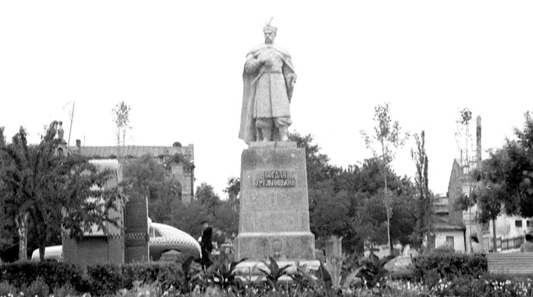 Хмельницький, Маркс, Потьомкін. Як змінювались пам'ятники у Потьомкінському сквері Херсона (ФОТО)