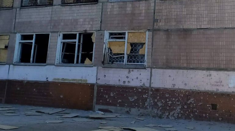Мешканці Нікополя фіксують наслідки обстрілів міста російськими окупантами