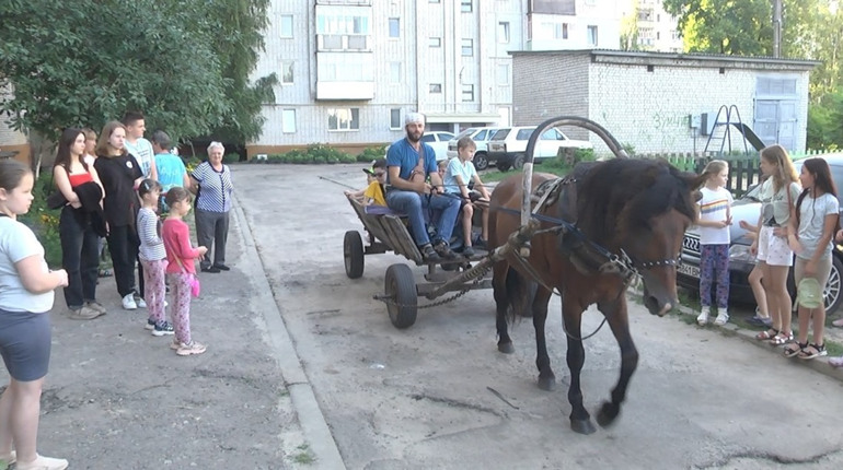 Катання на коні та дегустація питних медів: в гостях у шосткинців побував Сергій Рубаник