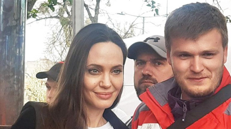 Оскароносна акторка Анджеліна Джолі у Львові зустріла евакуаційний потяг з Покровська