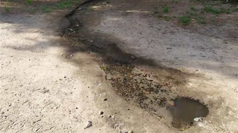 Уже місяць, як у Мені не ремонтують пошкоджений водогін. Як реагує на це влада