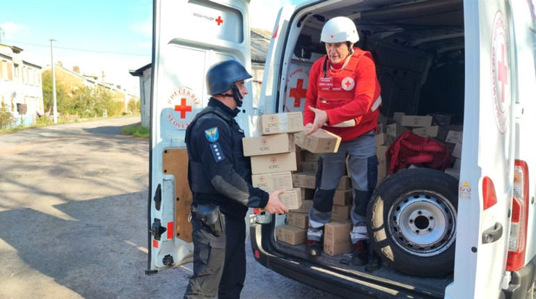 Поліцейський та Червоний Хрест доставили гуманітарну допомогу на Шосткинщину