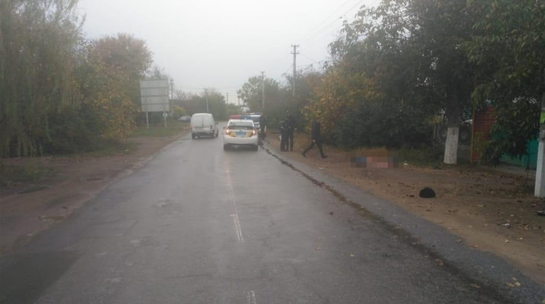 На узбіччі села Дачне Біляївського району знайшли тіло чоловіка: поліція з'ясовує обставини загибелі