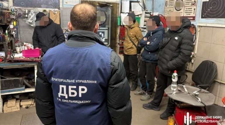 На Хмельниччині військові замість служби працювали на приватній СТО