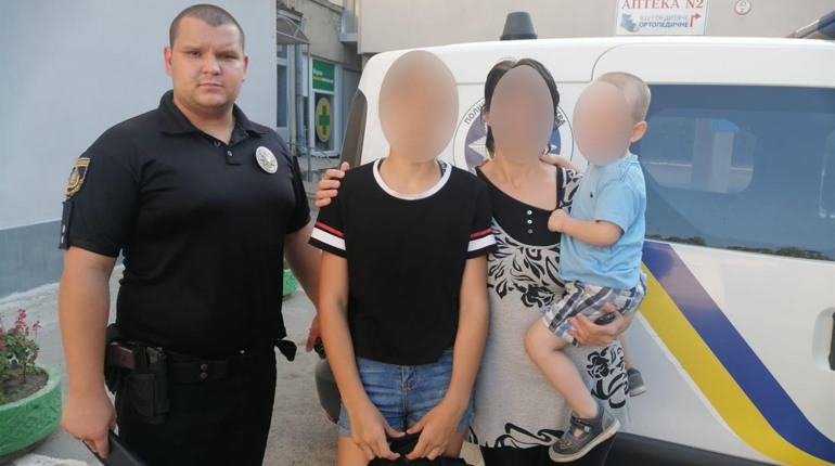 Поліцейські у Херсоні допомогли жінці із неповнолітніми дітьми, які опинились із п'яним батьком