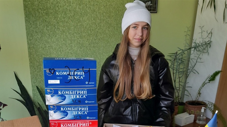 Дівчина із Кременця продає власну випічку і збирає кошти на ліки для військових