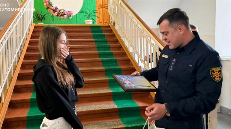 Школярка з Житомирщини врятувала дворічну дитину під час обстрілу – її нагородили рятувальники