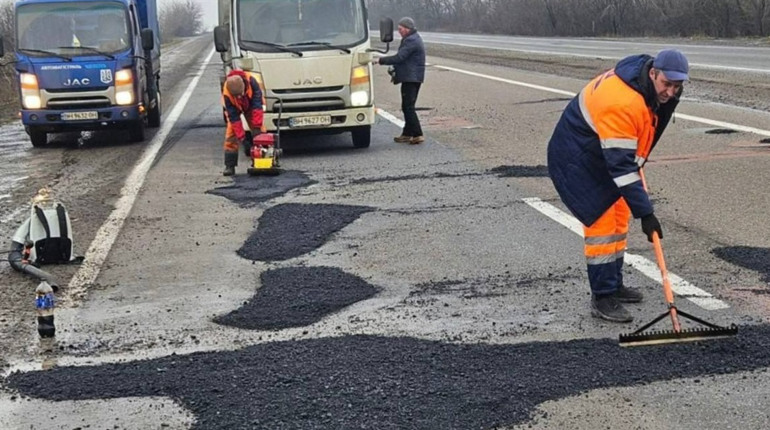 На дорогах Одещини ліквідовують ями після зими: усувають вибоїни холодним асфальтом