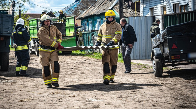 На Сумщині рятувальники допомагають ліквідовувати наслідки ворожого авіаудару (фото)