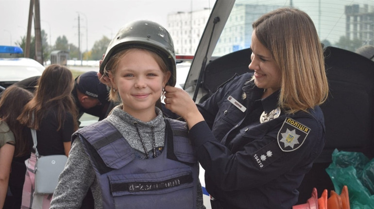 Подарувати дітям яскраві емоції: патрульні Нетішина провели інтерактивну екскурсію для школярів