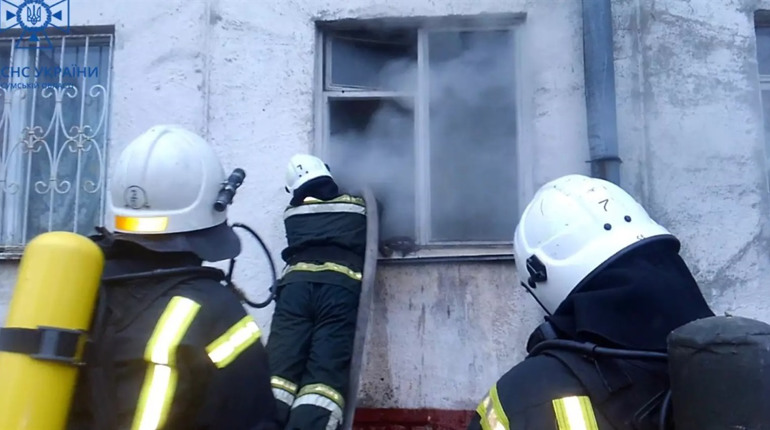 У Шостці під час пожежі в квартирі виявили тіло господаря (відео)