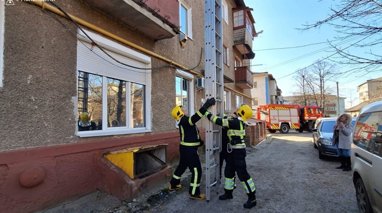 У зачиненій квартирі в Сарнах знайшли мертвого чоловіка: що відомо
