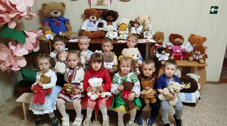 У первомайській «Дюймовочці» створили мінімузей ведмедиків у вишиванках