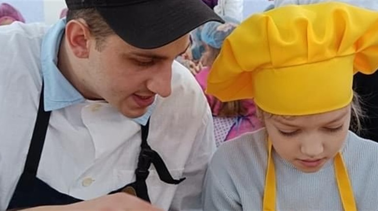 Учасник «МастерШефу» та воїн ЗСУ навчив глухівських школярів робити українські вареники
