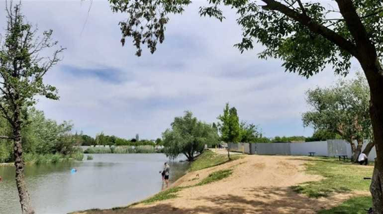 На Дитячому пляжі у Біляївці купатися не можна: проби води не відповідають нормам