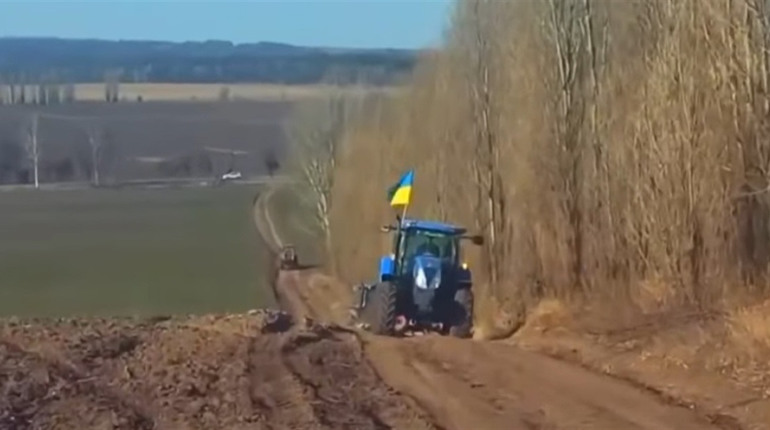 Триває посівна на полях