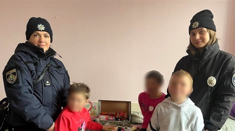 Дітям з Херсонщини, які знаходяться у лікарні Миколаєва, херсонські поліцейські привезли подарунки