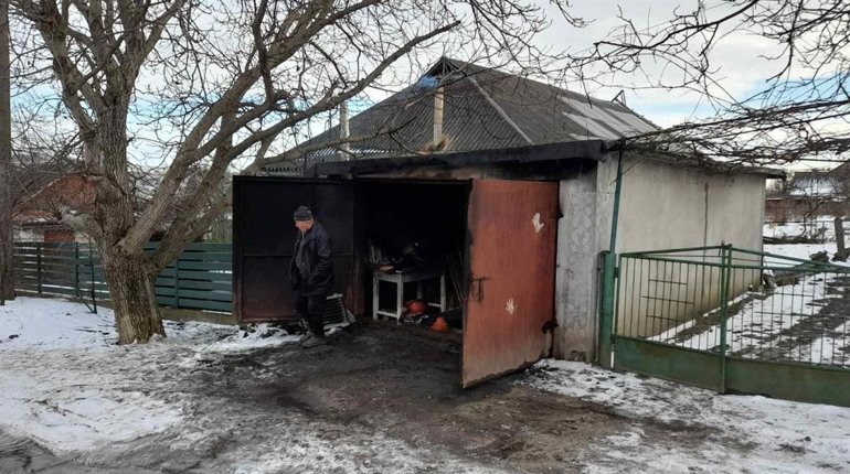 У Городку загорівся гараж. Причина займання встановлюється