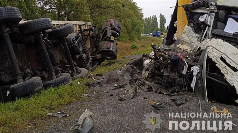 ДТП на Кам'янщині: невдалий обгін вантажівки призвів до смерті двох водіїв