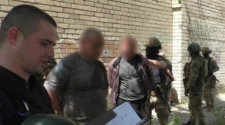У Херсоні двоє чоловіків кілька місяців грабували підприємство — до крадіжки залучили підлітків