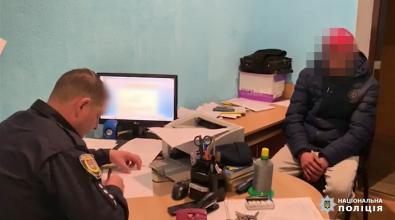 В Граденицях чоловік на вулиці побив свою жінку і відніс помирати додому 