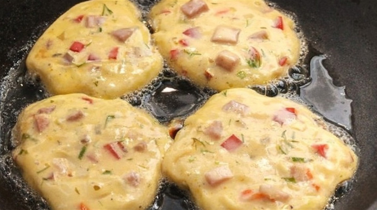 Готуємо сьогодні: оладки-міні-піци на сковороді