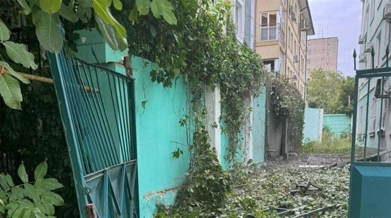 На Херсонщині окупанти атакували житлові будинки, освітній заклад, автобус та приватні автівки