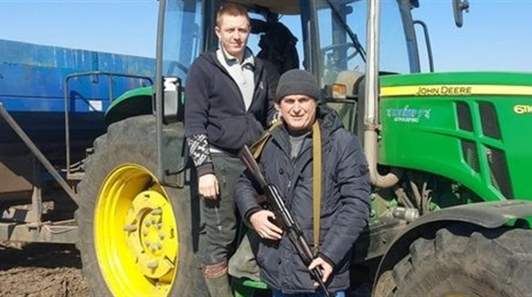 Посівна на Переяславщині: чоловіки після чергування на блокпостах пересідають на трактори