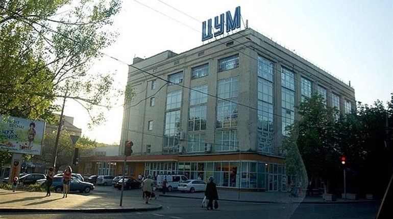 Сьогодні стріляли у приміщенні ЦУМу в Херсоні: що розповідають про це у поліції