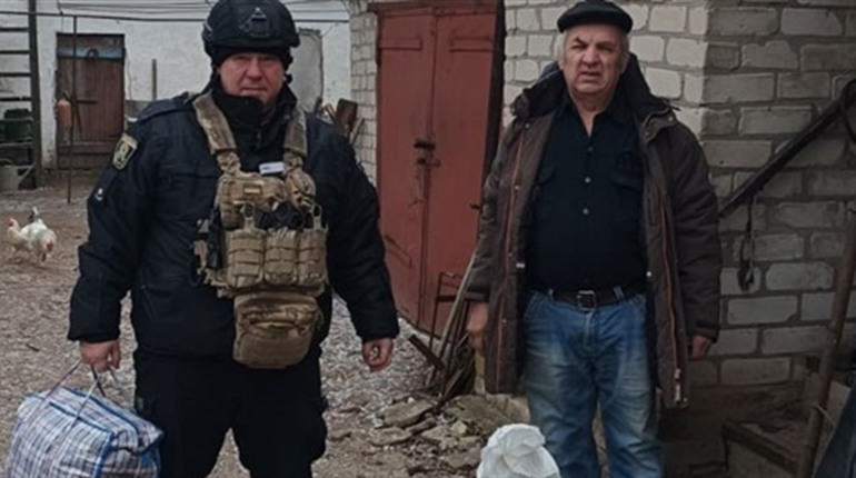 Поліцейські продовжують евакуйовувати цивільне населення