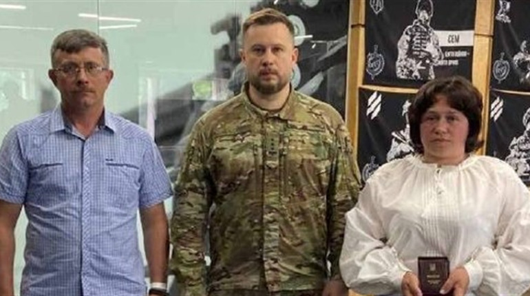 Командир 3-ї ОШБ особисто передав рідним загиблого воїна Богдана Лугини орден "За мужність"
