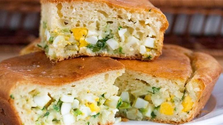 Рецепт дня: заливний пиріг з фетою, зеленою цибулею та яйцями