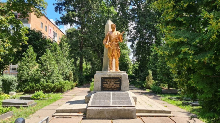 Перепоховати чи залишити: на території парку «Європейський» у Фастові є два захоронення