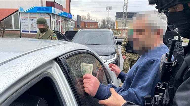 У Хмельницькому затримали військових, які за гроші переправляли чоловіків за кордон