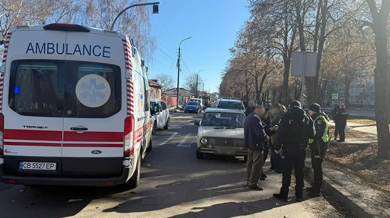 Ніжинська поліція працює на місці ДТП, у якій постраждали двоє дітей