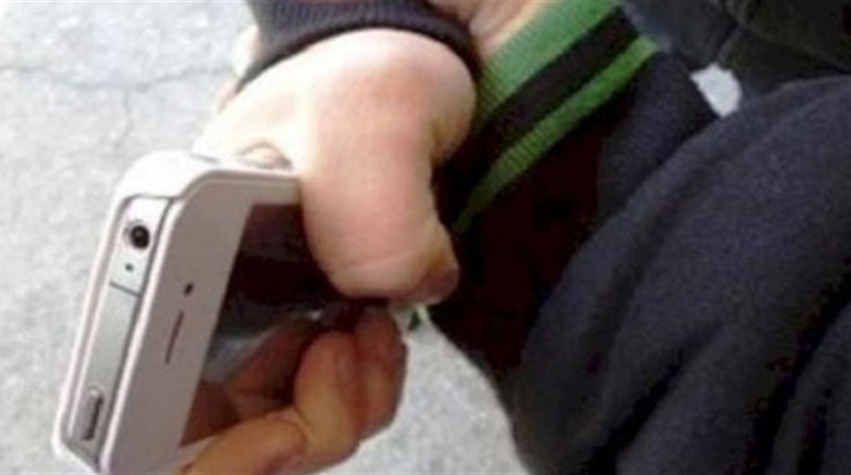 Запитавши котра година, вихопив телефон у десятирічки: оголосили підозру 36-річному славутчанину