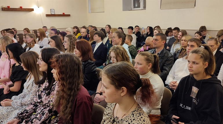 Як Шосткинська дитяча школа мистецтв провела у вирій своїх випускників