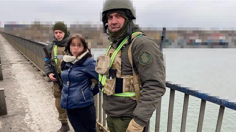 В Одеському районі гвардійці зупинили дівчину, яка хотіла стрибнути з моста: подробиці ситуації
