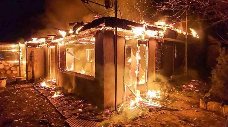 Нічна пожежа: на Лозівщині у Петропіллі майже вщент вигорів приватний будинок
