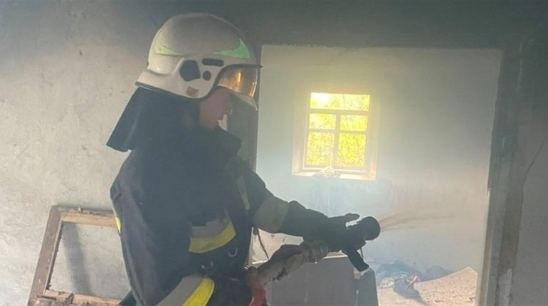 Пожежа у Городку. Вогнеборці загасили полум’я у закинутому будинку