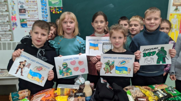 Учні школи серед каштанів провели акцію «Армія подарунків. Свято для солдат»