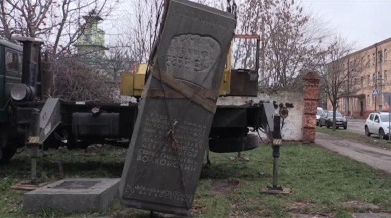 В Умані демонтували 2 пам’ятних знаки. Скільки ще на черзі