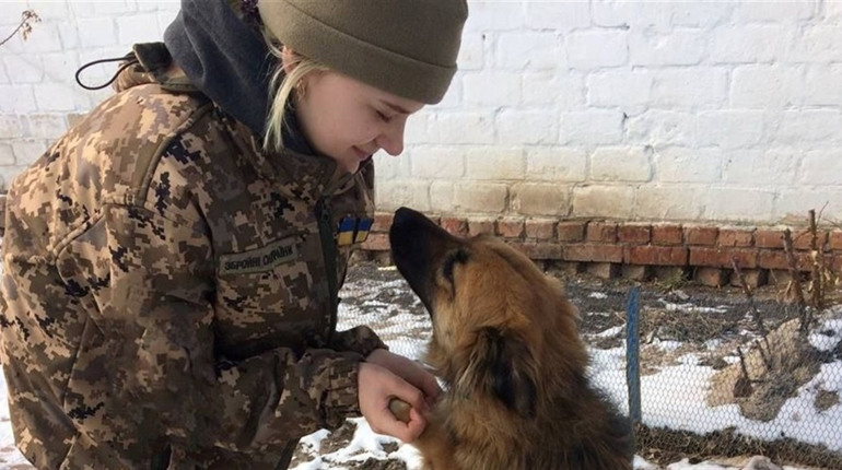 Лесьо доглядає за тваринами та готує домашні страви для військових