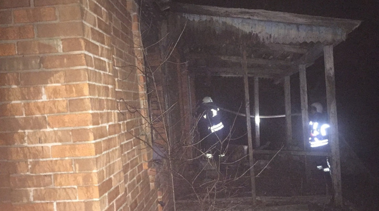 У Стельмахівці Сватівського району вночі загорівся дах будинку