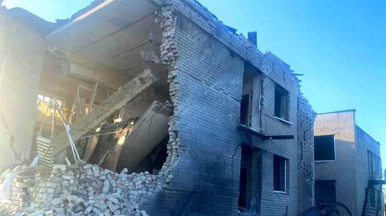 Обстріли на Херсонщині: окупанти атакують навчальні заклади, підприємства, житлові будинки