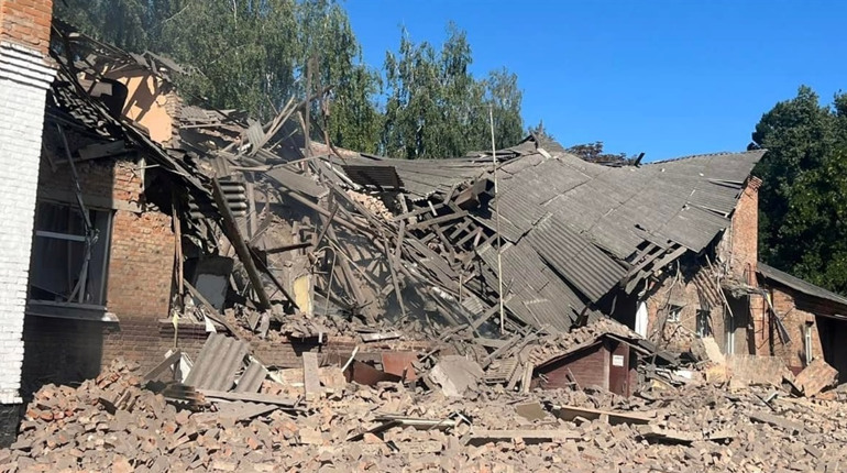 У День Державного прапора України ворог знищив навчальний заклад на Сумщині: загинуло двоє вчителів
